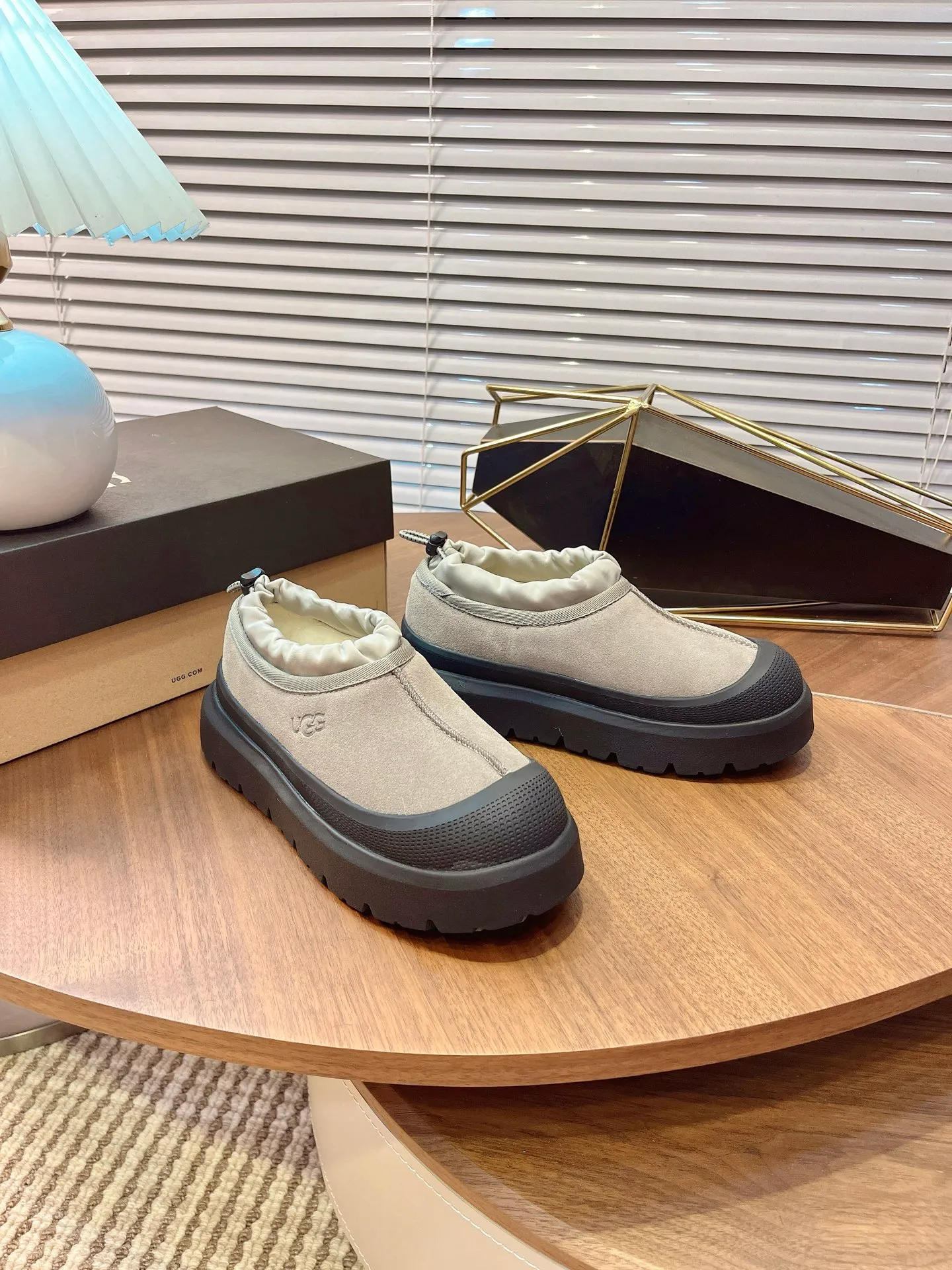 [UGG] P:500💰 Couple shoes Size: 35-44 [Wang Yibo's same style] UGG2025 new winter style Tasman fashion shoes for men and women 1144096 Ugg new fur shoes for autumn and winter, snow boots, same style for men and women ~ Handsome slip-on, lazy shoes, super easy to put on and take off ~ Suede cowhide fabric ~The soles are molded from original soles, not cheap rubber foam, but made of modern material. The characteristics of this material are that it is light, wear-resistant and non-slip. The outsole has a clear logo imprint, which is comparable to that of a store~
